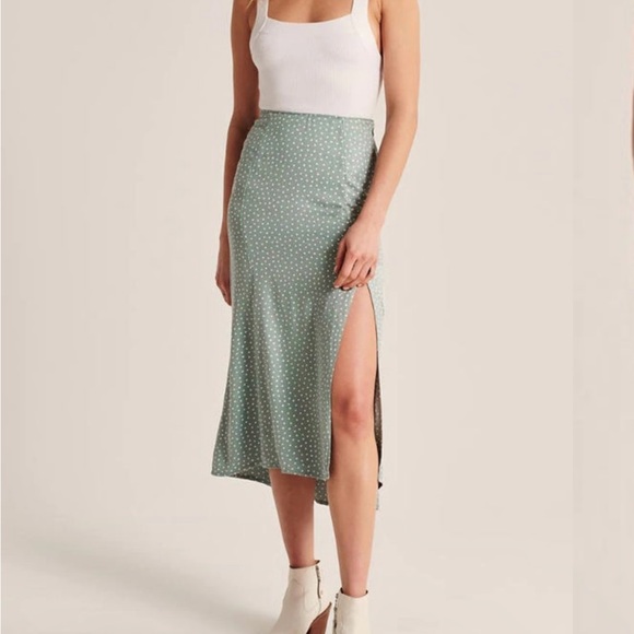 Abercrombie & Fitch Dresses & Skirts - Abercrombie High slit dotted midi skirt in mint size L